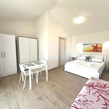 Case Vacanze "Bianco Mare" Porto Pino Ngoại thất bức ảnh